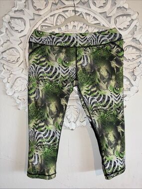 KI Pro Performance Women's Green Abstract Print Capri Leggings